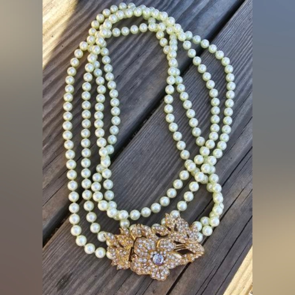 PEARL 3 STRAND VINTAGE NECKLACE WITH CABACHON BROACH STYLE PENDANT